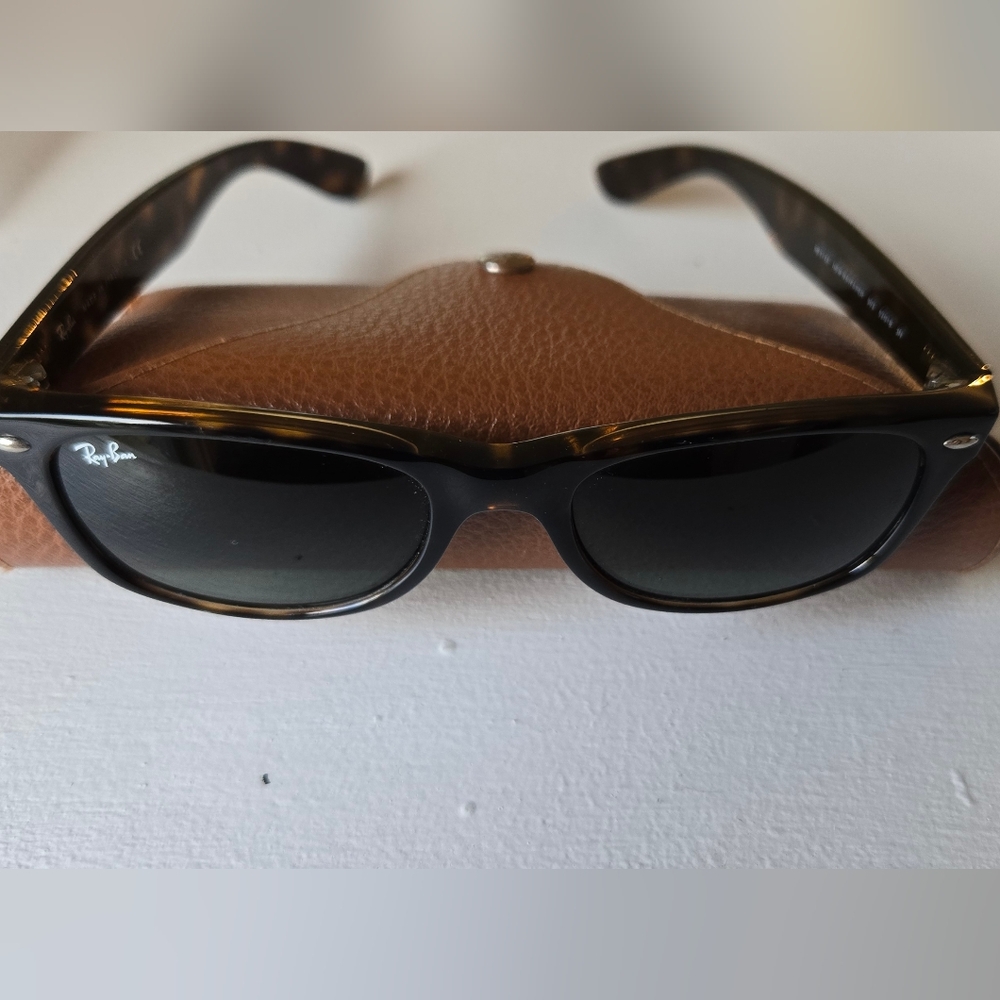 Ray-Ban RB2132 902 New Wayfarer Sunglasses Tortoise With Case  / G-15 Green 52mm